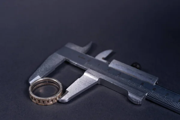 Старовинний сталевий штангенциркуль вимірювальний срібний чоловічий кільце closeu — стокове фото