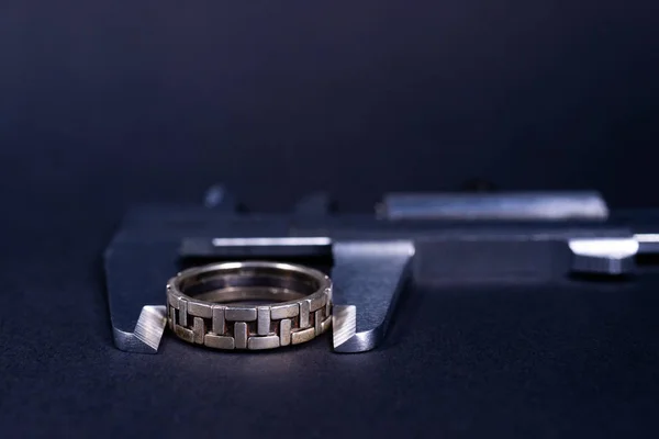 Капсула из винтажной стали, измеряющая серебристое кольцо мужского пола — стоковое фото