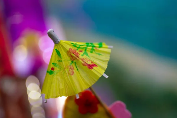 Guarda Chuva Papel Coquetel Amarelo Fundo Desfocado Borrado Colorido — Fotografia de Stock