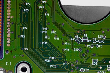 HDD mikro çekim yakın çekim görüntüsü. Taban yeşil, makro görünüm. 