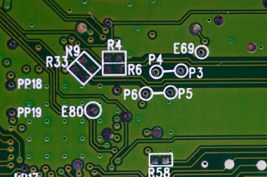 HDD mikro çekim yakın çekim görüntüsü. Taban yeşil, makro görünüm. 