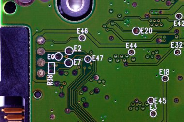 HDD mikro çekim yakın çekim görüntüsü. Taban yeşil, makro görünüm. 