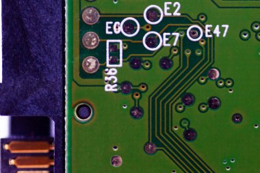 HDD mikro çekim yakın çekim görüntüsü. Taban yeşil, makro görünüm. 