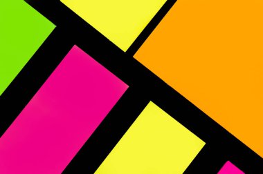 Siyah kağıda yeşil, sarı, turuncu ve mor renkli ofis etiketleri yapıştırdım. Hatırlatmak için ofis noteri. Siyah kağıda izole edilmiş..