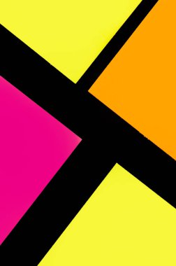 Sarı, turuncu ve mor renkli ofis etiketleri siyah kağıda yapıştırılmış. Hatırlatmak için ofis noteri. Siyah kağıda izole edilmiş..