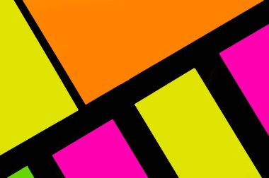 Siyah kağıda yeşil, sarı, turuncu ve mor renkli ofis etiketleri yapıştırdım. Hatırlatmak için ofis noteri. Siyah kağıda izole edilmiş..