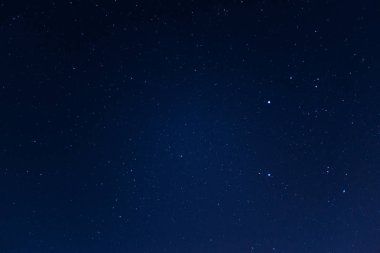 Uzun pozlama gece gökyüzü yıldız fotoğraf. Takımyıldızları ile bir sürü yıldız. Şehirden uzak. Gece manzarası.