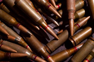 Bir sürü tüfek mermisi. AK-47 mermi kovanı. Zırh delici kartuş yakın görüş. Görünmeyen fotoğraf.