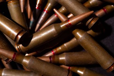 Bir sürü tüfek mermisi. AK-47 mermi kovanı. Zırh delici kartuş yakın görüş. Görünmeyen fotoğraf.