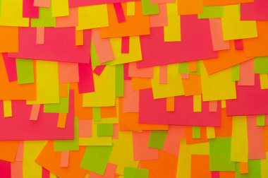 Ofis beyaz tahtasında parlak renkli çıkartmalar var..