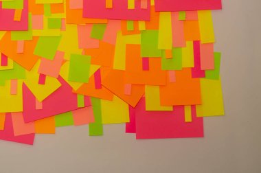 Ofis beyaz tahtasında parlak renkli çıkartmalar var..