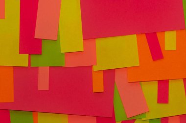 Ofis beyaz tahtasında parlak renkli çıkartmalar var..