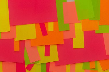 Ofis beyaz tahtasında parlak renkli çıkartmalar var..