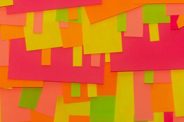 Ofis beyaz tahtasında parlak renkli çıkartmalar var..