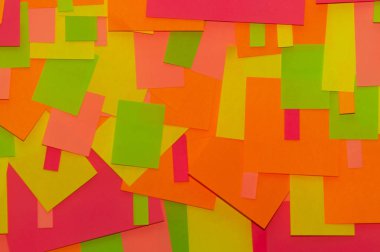 Ofis beyaz tahtasında parlak renkli çıkartmalar var..