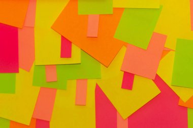 Ofis beyaz tahtasında parlak renkli çıkartmalar var..