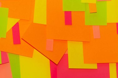 Ofis beyaz tahtasında parlak renkli çıkartmalar var..