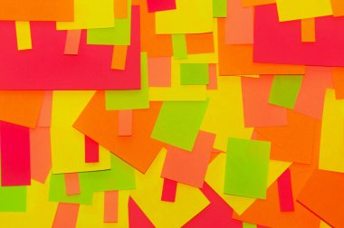 Ofis beyaz tahtasında parlak renkli çıkartmalar var..