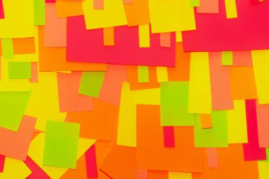 Ofis beyaz tahtasında parlak renkli çıkartmalar var..