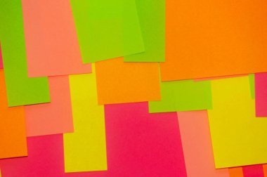 Ofis beyaz tahtasında parlak renkli çıkartmalar var..