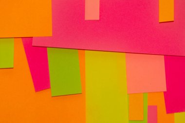 Ofis beyaz tahtasında parlak renkli çıkartmalar var..