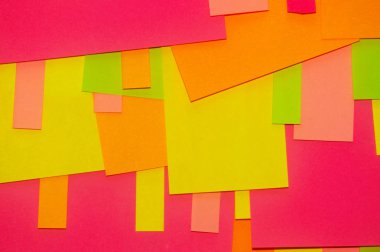 Ofis beyaz tahtasında parlak renkli çıkartmalar var..