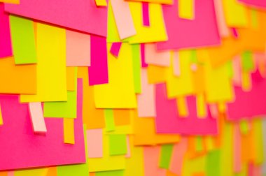 Ofis beyaz tahtasında parlak renkli çıkartmalar var..