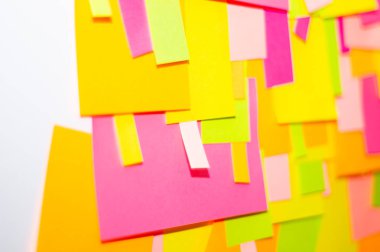 Ofis beyaz tahtasında parlak renkli çıkartmalar var..