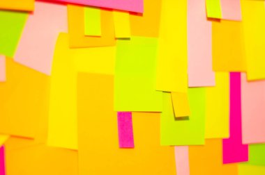 Ofis beyaz tahtasında parlak renkli çıkartmalar var..