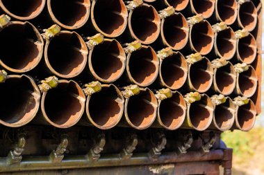 Askeri zırhlı aracın füze ateşleme sistemi yakın görüş alanında. Roket fırlatıcısı yakın plan.