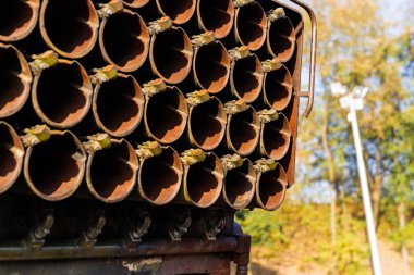 Askeri zırhlı aracın füze ateşleme sistemi yakın görüş alanında. Roket fırlatıcısı yakın plan.