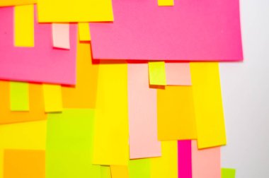 Ofis beyaz tahtasında parlak renkli çıkartmalar var..