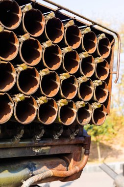 Askeri zırhlı aracın füze ateşleme sistemi yakın görüş alanında. Roket fırlatıcısı yakın plan.