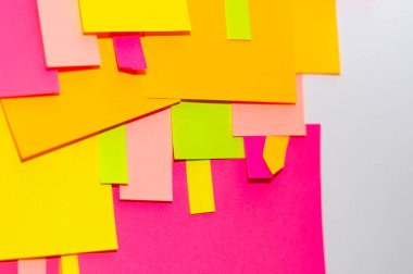 Ofis beyaz tahtasında parlak renkli çıkartmalar var..