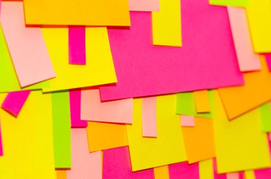 Ofis beyaz tahtasında parlak renkli çıkartmalar var..