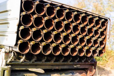 Askeri zırhlı aracın füze ateşleme sistemi yakın görüş alanında. Roket fırlatıcısı yakın plan.