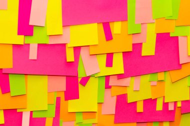 Ofis beyaz tahtasında parlak renkli çıkartmalar var..