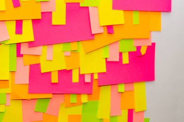 Ofis beyaz tahtasında parlak renkli çıkartmalar var..