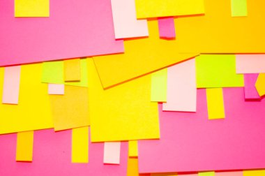 Ofis beyaz tahtasında parlak renkli çıkartmalar var..