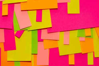 Ofis beyaz tahtasında parlak renkli çıkartmalar var..