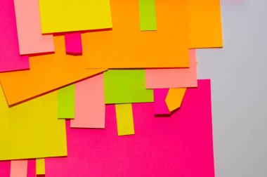 Ofis beyaz tahtasında parlak renkli çıkartmalar var..