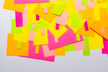 Ofis beyaz tahtasında parlak renkli çıkartmalar var..