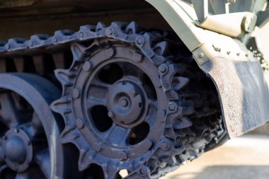 Zırhlı eski tankın gövdesinin parçaları. Tankın önünde ve arkasında bir sürü farklı tank var. Parçalar yakın plan. Askeri teçhizat açık hava müzesi.
