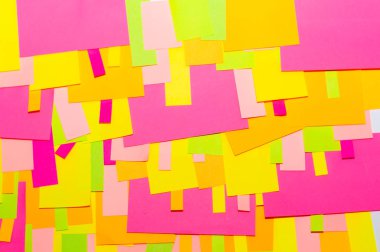 Ofis beyaz tahtasında parlak renkli çıkartmalar var..