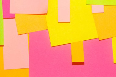 Beyaz tahtada farklı renkte ofis etiketleri var. Çıkartmalar boş..