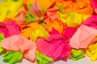 Ofisin beyaz tahtasında parlak buruşuk renkli çıkartmalar var..