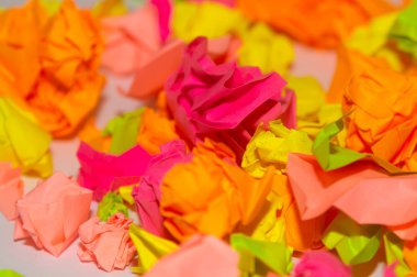 Ofisin beyaz tahtasında parlak buruşuk renkli çıkartmalar var..