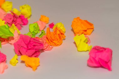 Ofisin beyaz tahtasında parlak buruşuk renkli çıkartmalar var..