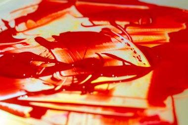 Parlak masanın üzerinde kırmızı akrilik boya var. Palet masada. Sanatçı hayatı.