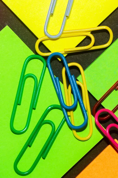 Paperclips Sur Des Autocollants Bureau Colorés Différentes Couleurs Sur Papier — Photo